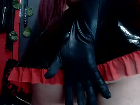 Snapshot of Evadiryxxx chatting on 04.21.26 Evadiryxxx online show from 04.21.26
