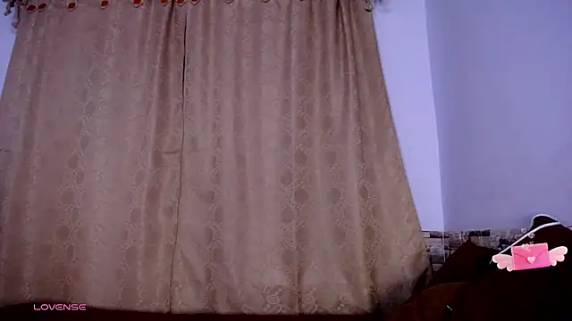 Snapshot of DaraKat18 chatting on 11.30.25 DaraKat18 online show from 11.30.25