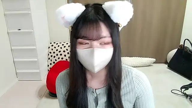 Snapshot of moka-neko chatting on 10.04.25 moka-neko online show from 10.04.25