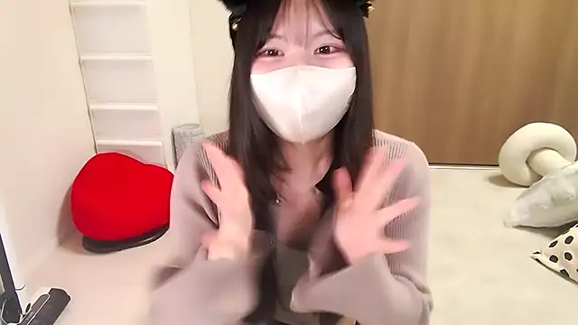 Snapshot of moka-neko chatting on 10.15.25 moka-neko online show from 10.15.25