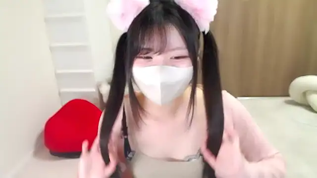 Snapshot of moka-neko chatting on 10.18.25 moka-neko online show from 10.18.25