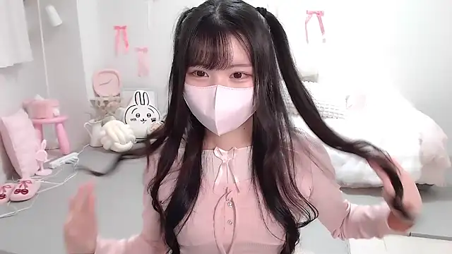 Snapshot of moka-neko chatting on 11.29.25 moka-neko online show from 11.29.25