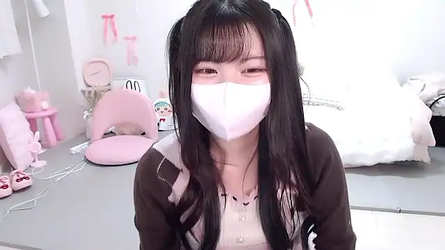 Snapshot of moka-neko chatting on 12.03.25 moka-neko online show from 12.03.25