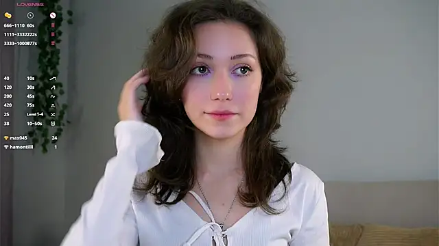 Snapshot of ZeniaBolich chatting on 11.20.25 ZeniaBolich online show from 11.20.25