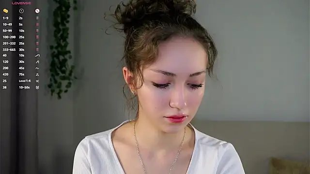 Snapshot of ZeniaBolich chatting on 11.28.25 ZeniaBolich online show from 11.28.25