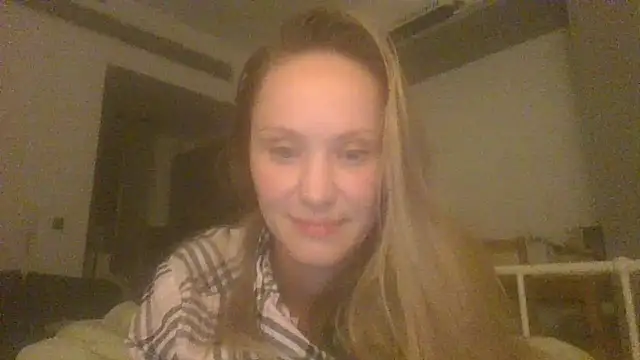 Snapshot of Molvina chatting on 11.04.25 Molvina online show from 11.04.25