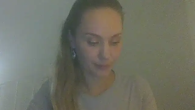 Snapshot of Molvina chatting on 11.20.25 Molvina online show from 11.20.25