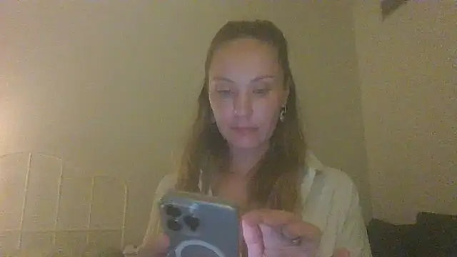 Snapshot of Molvina chatting on 11.22.25 Molvina online show from 11.22.25