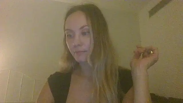 Snapshot of Molvina chatting on 11.23.25 Molvina online show from 11.23.25