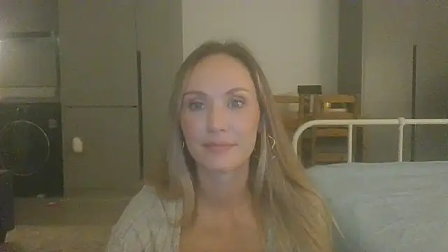 Snapshot of Molvina chatting on 12.05.25 Molvina online show from 12.05.25