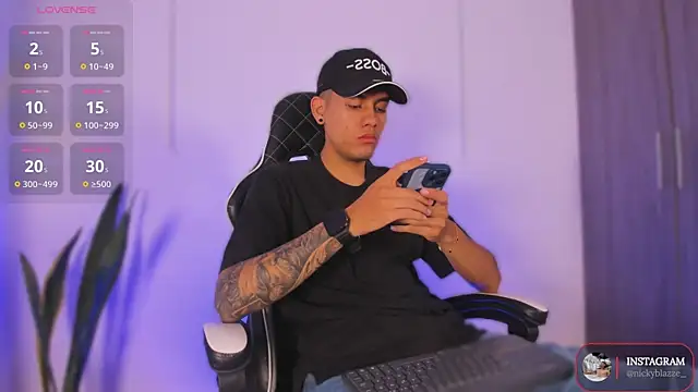 Snapshot of Nickyblazze_ chatting on 11.12.25 Nickyblazze online show from 11.12.25