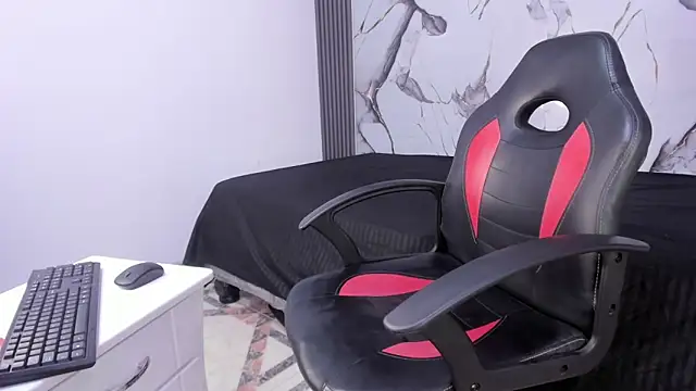 Snapshot of Hillarytonsonx chatting on 09.13.25 Hillarytonsonx online show from 09.13.25