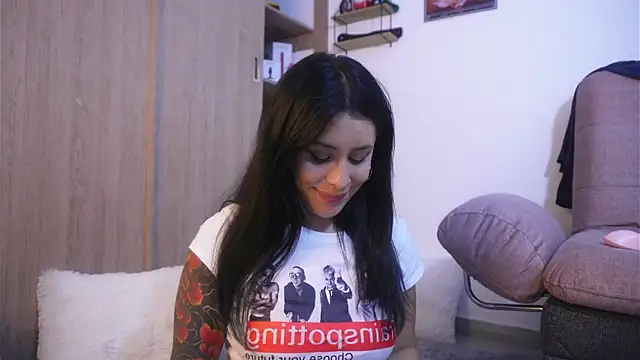 Snapshot of SophiieCumsx chatting on 12.18.25 SophiieCumsx online show from 12.18.25