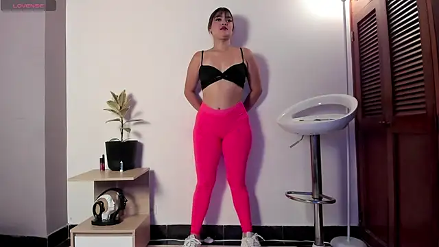 Snapshot of Maxinnevance chatting on 09.30.25 Maxinnevance online show from 09.30.25