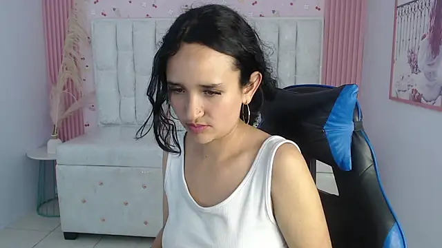 Snapshot of bella_vibess_s chatting on 10.08.25 bella vibess s online show from 10.08.25