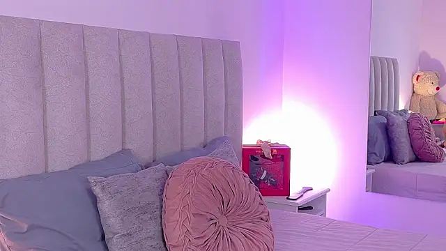 NicoleArmani online show from 11.17.25