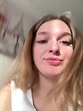 Snapshot of Bellatrisssaa chatting on 12.17.25 Bellatrisssaa online show from 12.17.25