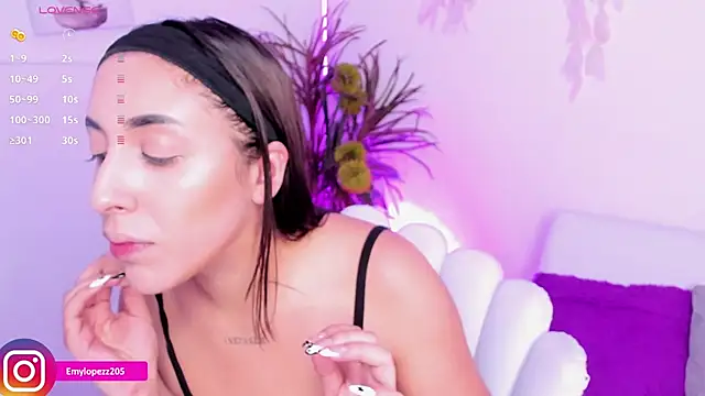 Emylopezz online show from 11.26.25