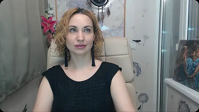 Snapshot of KatrinAlluring chatting on 10.28.25 KatrinAlluring online show from 10.28.25