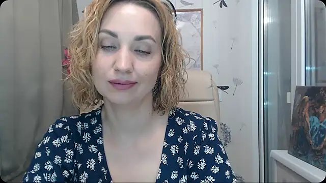 Snapshot of KatrinAlluring chatting on 10.31.25 KatrinAlluring online show from 10.31.25