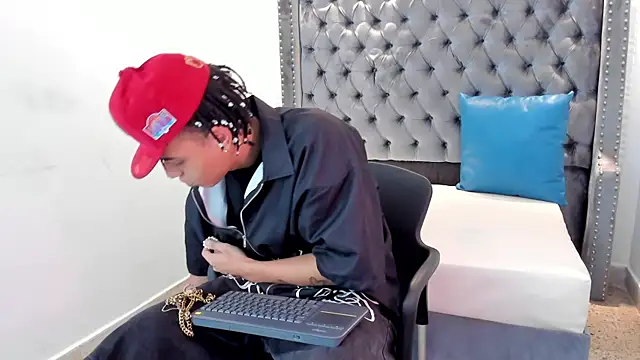 Snapshot of MARSHALL_SPENCER chatting on 11.18.25 MARSHALL SPENCER online show from 11.18.25