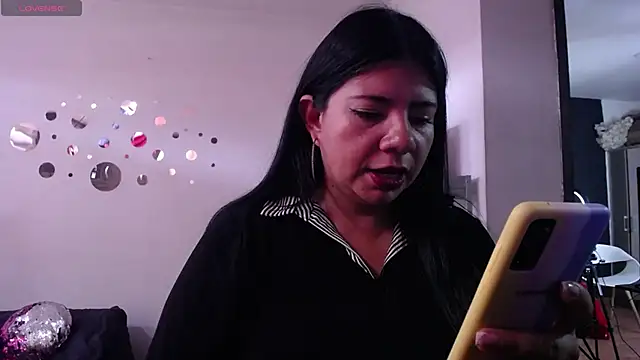 Snapshot of kinky_momm chatting on 06.01.26 kinky momm online show from 06.01.26