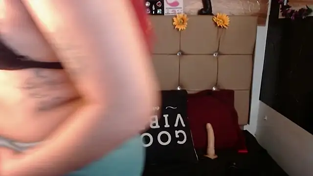 Snapshot of MIA__SPENCER chatting on 11.27.25 MIA SPENCER online show from 11.27.25