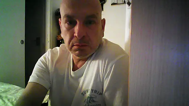 Snapshot of tuplaceroll chatting on 10.04.25 tuplaceroll online show from 10.04.25