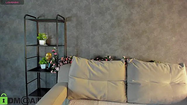 Snapshot of Raybe-Vins chatting on 10.28.25 Raybe-Vins online show from 10.28.25