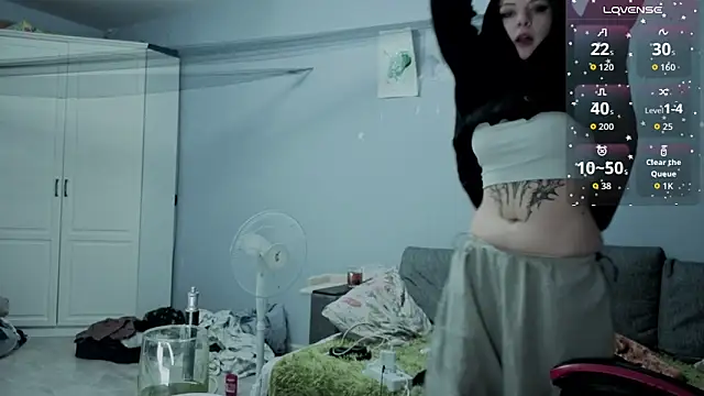 Snapshot of Alice_Zev chatting on 09.28.25 Alice Zev online show from 09.28.25