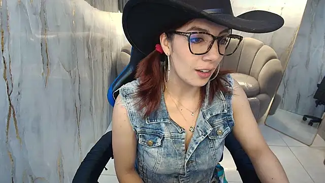 Snapshot of nadia_r_ chatting on 07.04.26 nadia r online show from 07.04.26