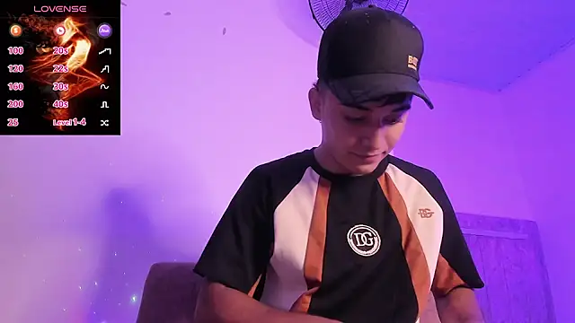 Snapshot of Austin_Cardieff_ chatting on 09.29.25 Austin Cardieff online show from 09.29.25