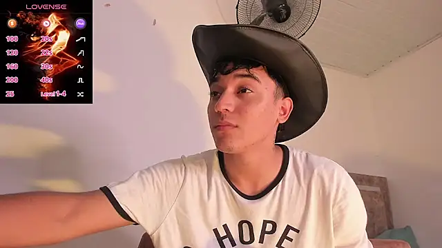 Snapshot of Austin_Cardieff_ chatting on 10.08.25 Austin Cardieff online show from 10.08.25