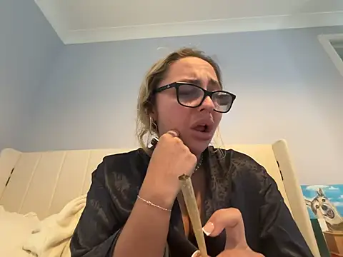Snapshot of petitelucyXoxx chatting on 06.11.26 petitelucyXoxx online show from 06.11.26