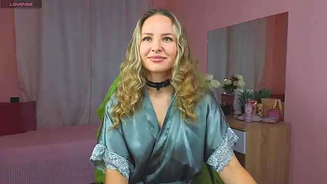 Snapshot of Hloya_Mei chatting on 09.13.25 Hloya Mei online show from 09.13.25