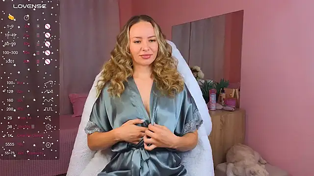 Snapshot of Hloya_Mei chatting on 09.15.25 Hloya Mei online show from 09.15.25