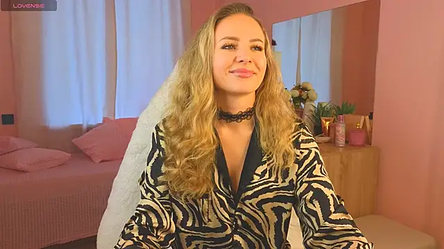 Snapshot of Hloya_Mei chatting on 09.19.25 Hloya Mei online show from 09.19.25