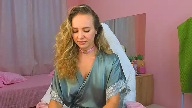 Snapshot of Hloya_Mei chatting on 10.08.25 Hloya Mei online show from 10.08.25