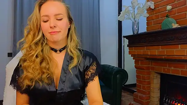 Snapshot of Hloya_Mei chatting on 10.15.25 Hloya Mei online show from 10.15.25