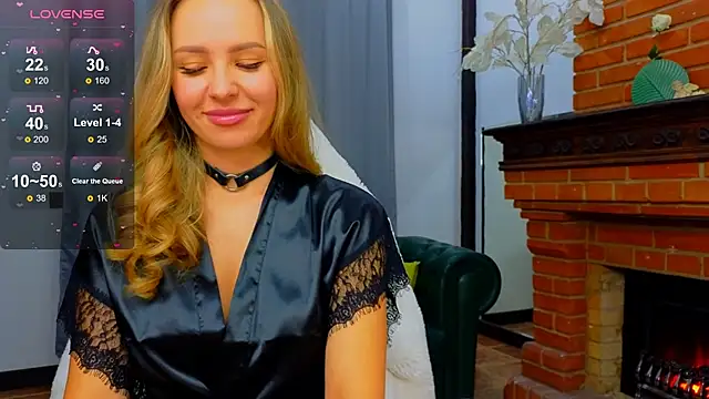 Snapshot of Hloya_Mei chatting on 10.16.25 Hloya Mei online show from 10.16.25