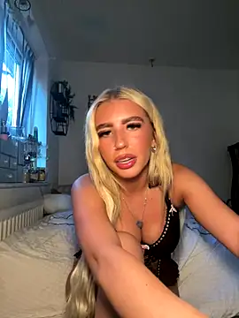 Snapshot of BlondeBetty chatting on 09.29.25 BlondeBetty online show from 09.29.25