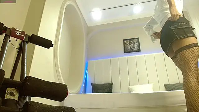 kendra lux1 online show from 10.31.25