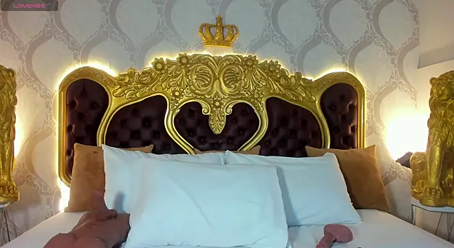 Snapshot of AlisonBeckerr_ chatting on 11.25.25 AlisonBeckerr online show from 11.25.25