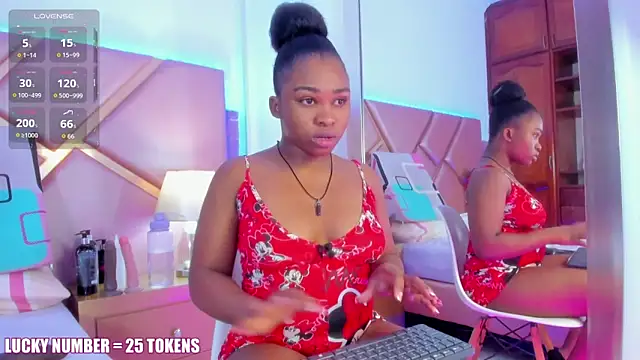 Snapshot of SophieSinclair chatting on 02.01.26 SophieSinclair online show from 02.01.26