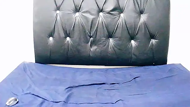 Snapshot of Iris-Pinky chatting on 11.23.25 Iris-Pinky online show from 11.23.25