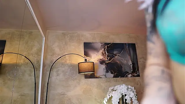 Snapshot of YuliaDesirevska chatting on 10.19.25 YuliaDesirevska online show from 10.19.25