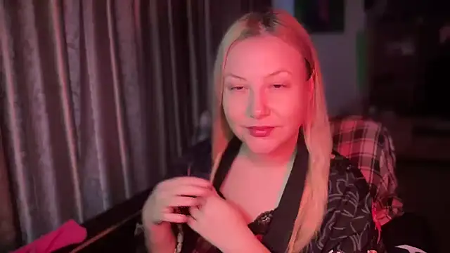 Snapshot of BikiHellena chatting on 11.08.25 BikiHellena online show from 11.08.25