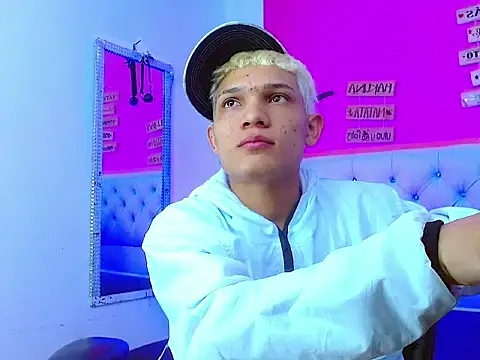 Snapshot of EL_VENEZOLANO_22CM chatting on 10.21.25 EL VENEZOLANO 22CM online show from 10.21.25