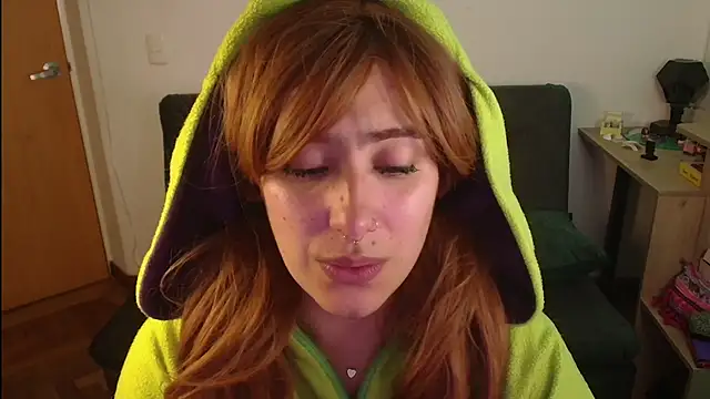 Snapshot of Miacatsito3 chatting on 10.24.25 Miacatsito3 online show from 10.24.25