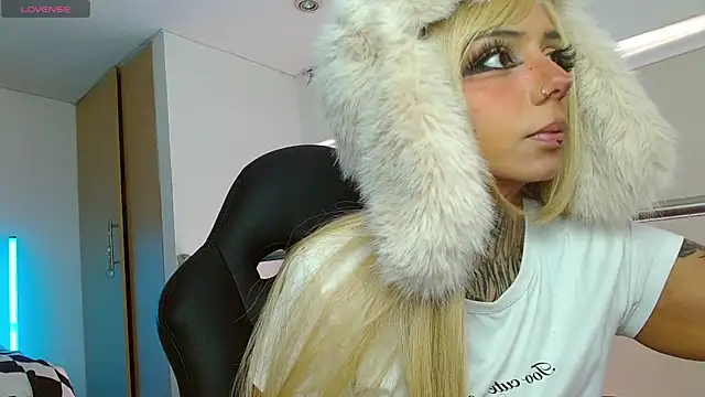 Snapshot of KoraRousee chatting on 12.19.25 KoraRousee online show from 12.19.25